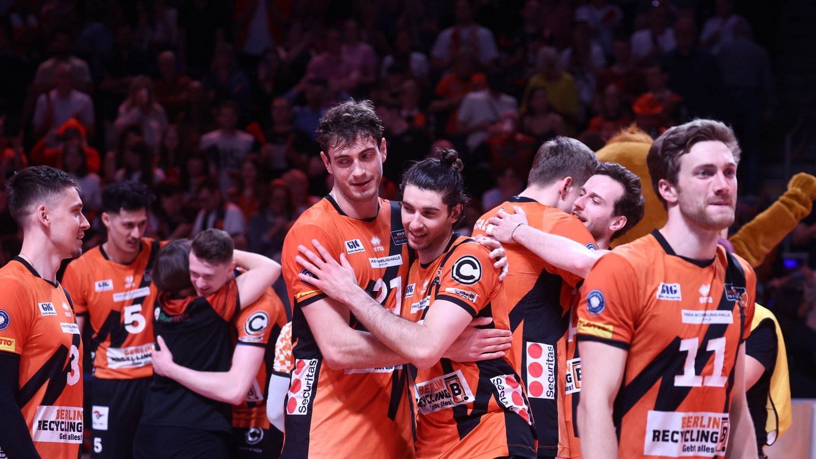 Spieler der Berlin Volleys freuen sich über den Meistertitel.Foto: Christoph Soeder/dpa
