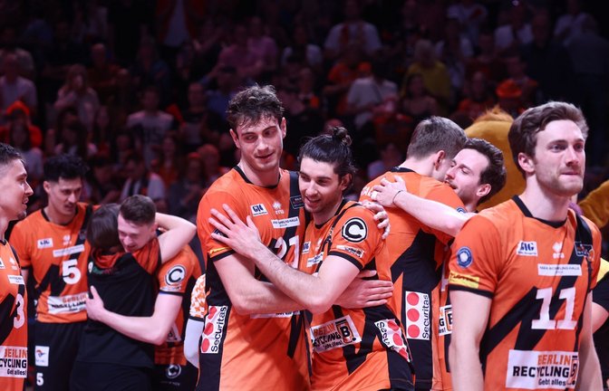 Spieler der Berlin Volleys freuen sich über den Meistertitel.<span class='image-autor'>Foto: Christoph Soeder/dpa</span>