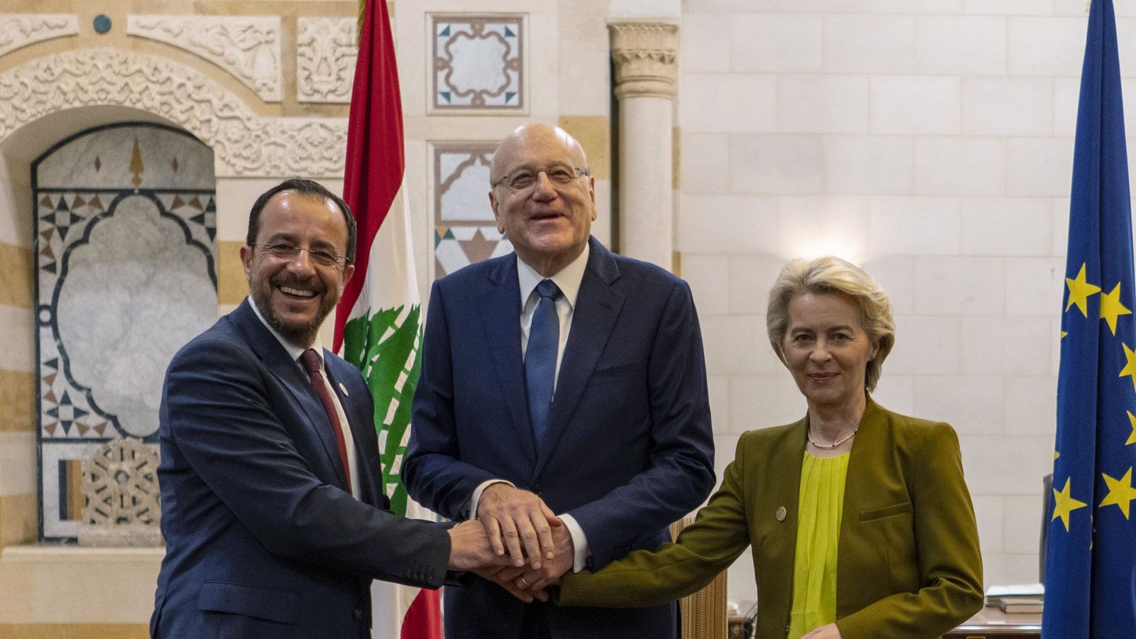 Der libanesische Ministerpräsident Nadschib Mikati (Mitte) empfängt den zypriotischen Präsidenten Nikos Christodoulidis (links) und die Präsidentin der Europäischen Kommission Ursula von der LeyenFoto: dpa/Hassan Ammar