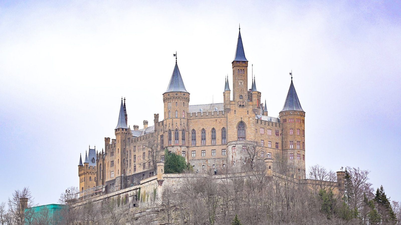 War auch schon Filmkulisse für Hollywood: Die Burg Hohenzollern bei Bisingen im Zollernalbkreis.Foto: Bernd Weißbrod/dpa War auch schon Filmkulisse für Hollywood: Die Burg Hohenzollern bei Bisingen im Zollernalbkreis.Foto: Bernd Weißbrod/dpa