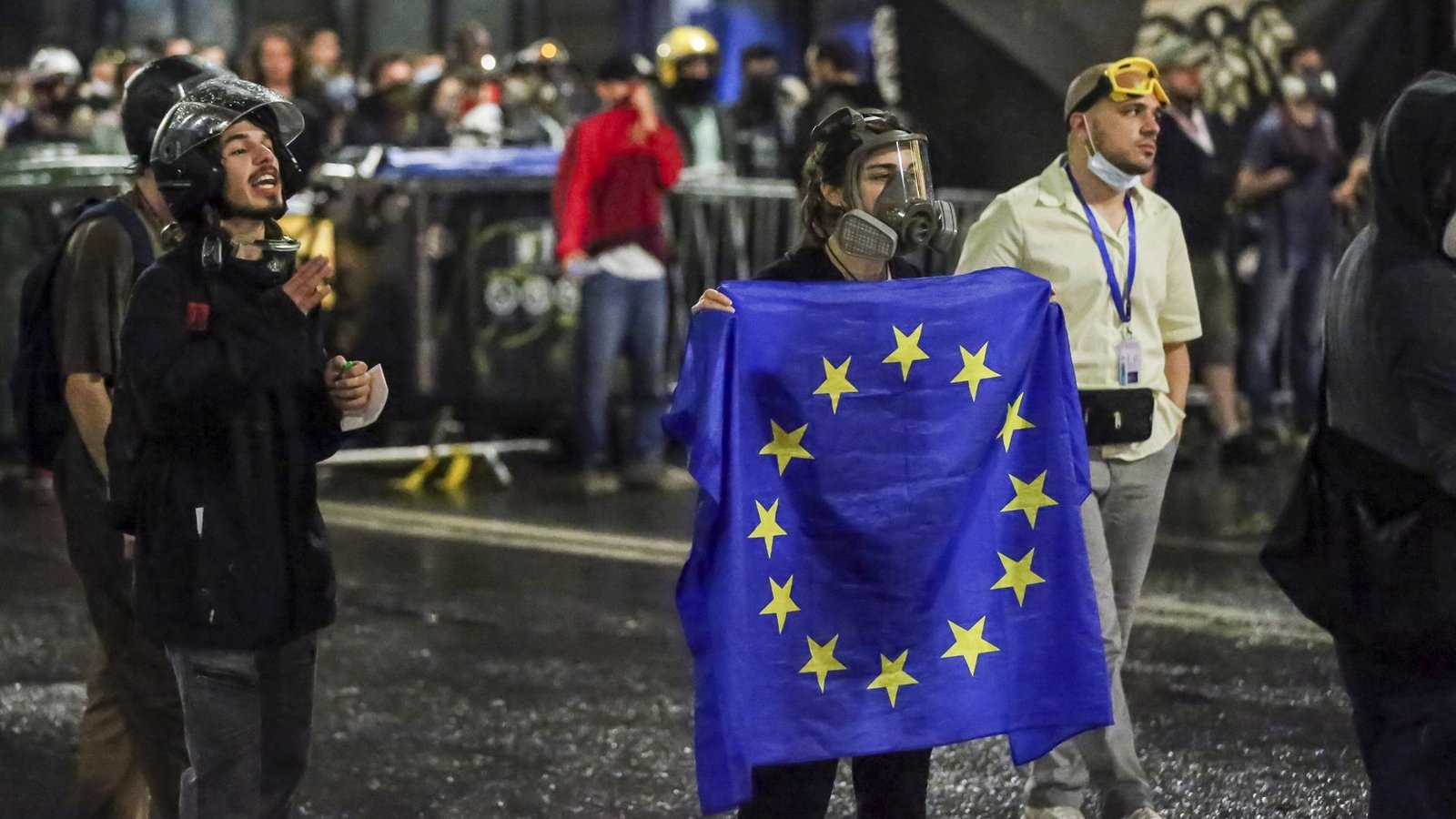 Junge Menschen in Georgien protestieren gegen ein umstrittenes Gesetz. Sie befürchten, dass sich ihr Land damit den Weg in die EU verbauen wird.Foto: dpa/Zurab Tsertsvadze