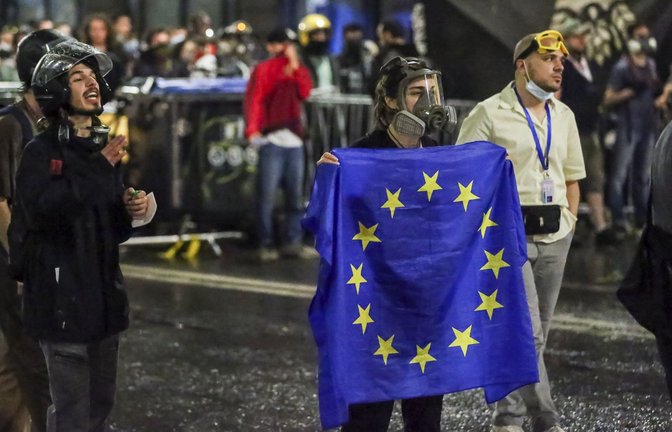 Junge Menschen in Georgien protestieren gegen ein umstrittenes Gesetz. Sie befürchten, dass sich ihr Land damit den Weg in die EU verbauen wird.<span class='image-autor'>Foto: dpa/Zurab Tsertsvadze</span>