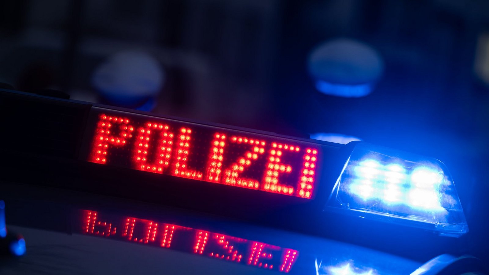 DiePolizei kontrollierten den 15-Jährigen und seine Mutter. (Symbolbild)Foto: dpa/Marijan Murat