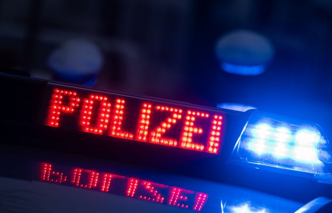 DiePolizei kontrollierten den 15-Jährigen und seine Mutter. (Symbolbild)<span class='image-autor'>Foto: dpa/Marijan Murat</span>