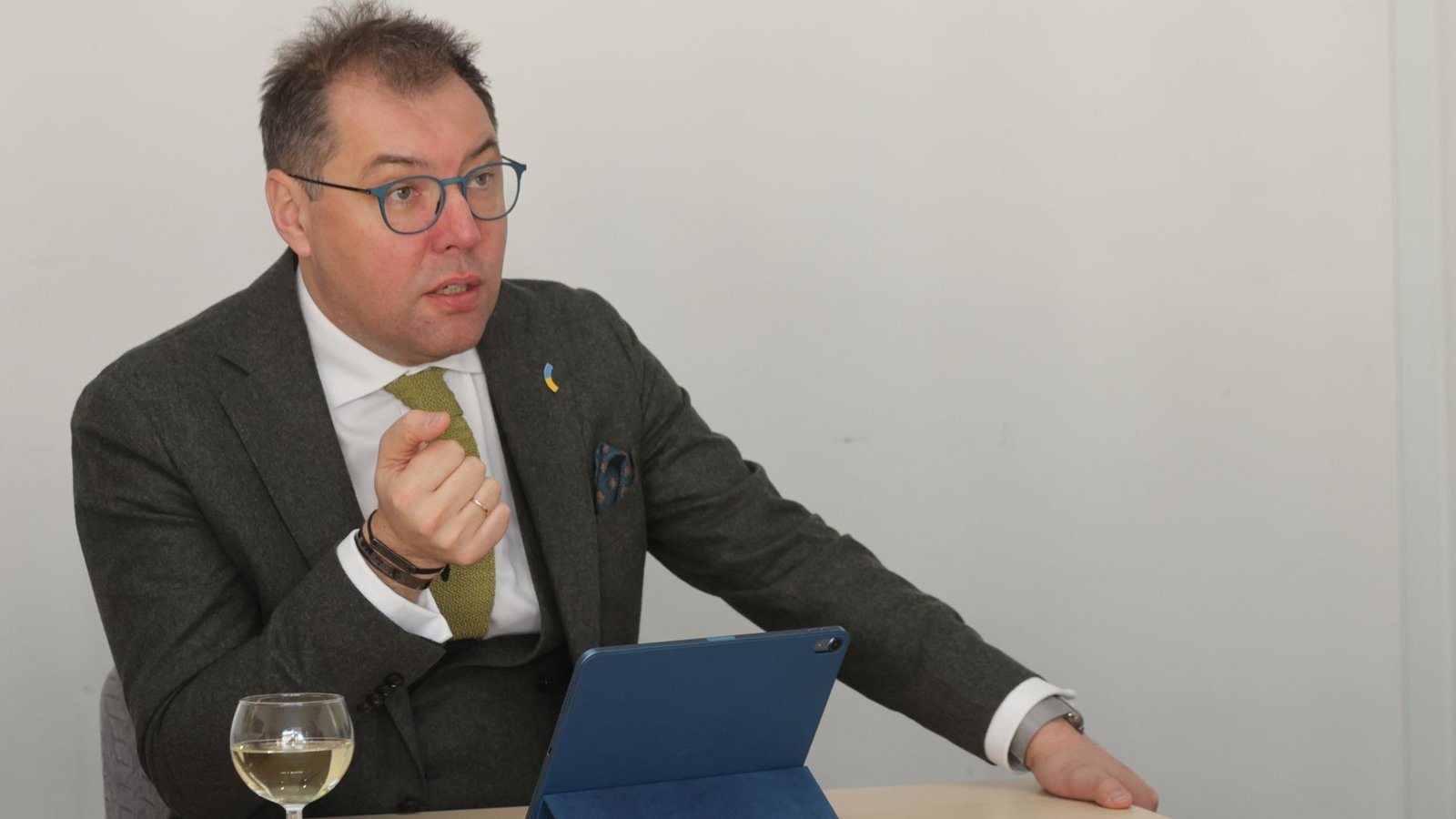 Der ukrainische Botschafter in Deutschland, Oleksii Makeiev, im Gespräch am Rande der Konferenz Global Connect.Foto: /
best moments Fotografie/Armin Burkhardt Der ukrainische Botschafter in Deutschland, Oleksii Makeiev, im Gespräch am Rande der Konferenz Global Connect.Foto: /
best moments Fotografie/Armin Burkhardt
