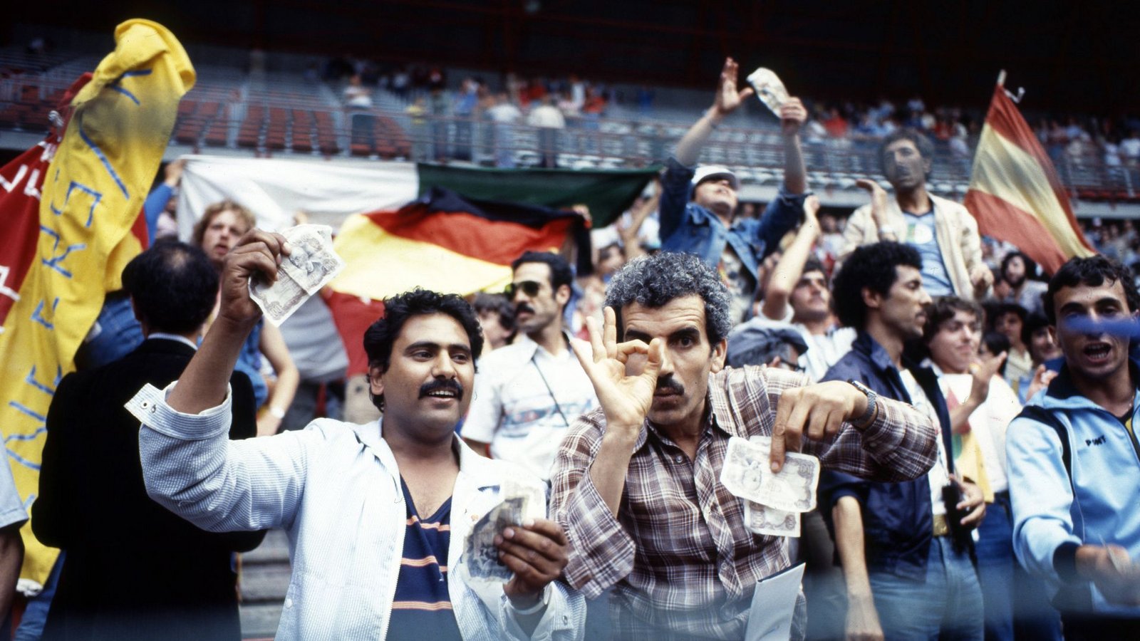 Auch beim nächsten bitteren  Erlebnis vier Jahre später bei der WM 1982 in Spanien spielte Nachbar  Österreich wieder eine entscheidende Rolle. Das Duell ging als die „Schande von Gijon“ in die Geschichte ein.  Nach dem frühen 1:0 durch Horst Hrubesch einigten sich Deutschland und  Österreich auf einen „Nichtangriffspakt“ mit zähem Ballgeschiebe, denn mit dem 1:0 waren beide in der Zwischenrunde –  und Algerien musste nach Hause fahren (auf dem Foto winken aufgebrachte algerische Fans mit Geldscheinen). Die Fifa  zog damals zumindest eine Konsequenz: Seitdem  finden die letzten Gruppenspiele immer parallel statt.  Zur „Strafe“ verlor Deutschland, das viele Sympathien verspielt hatte,  das Finale gegen Italien mit 1:3.Foto: imago/Sportfoto Rudel