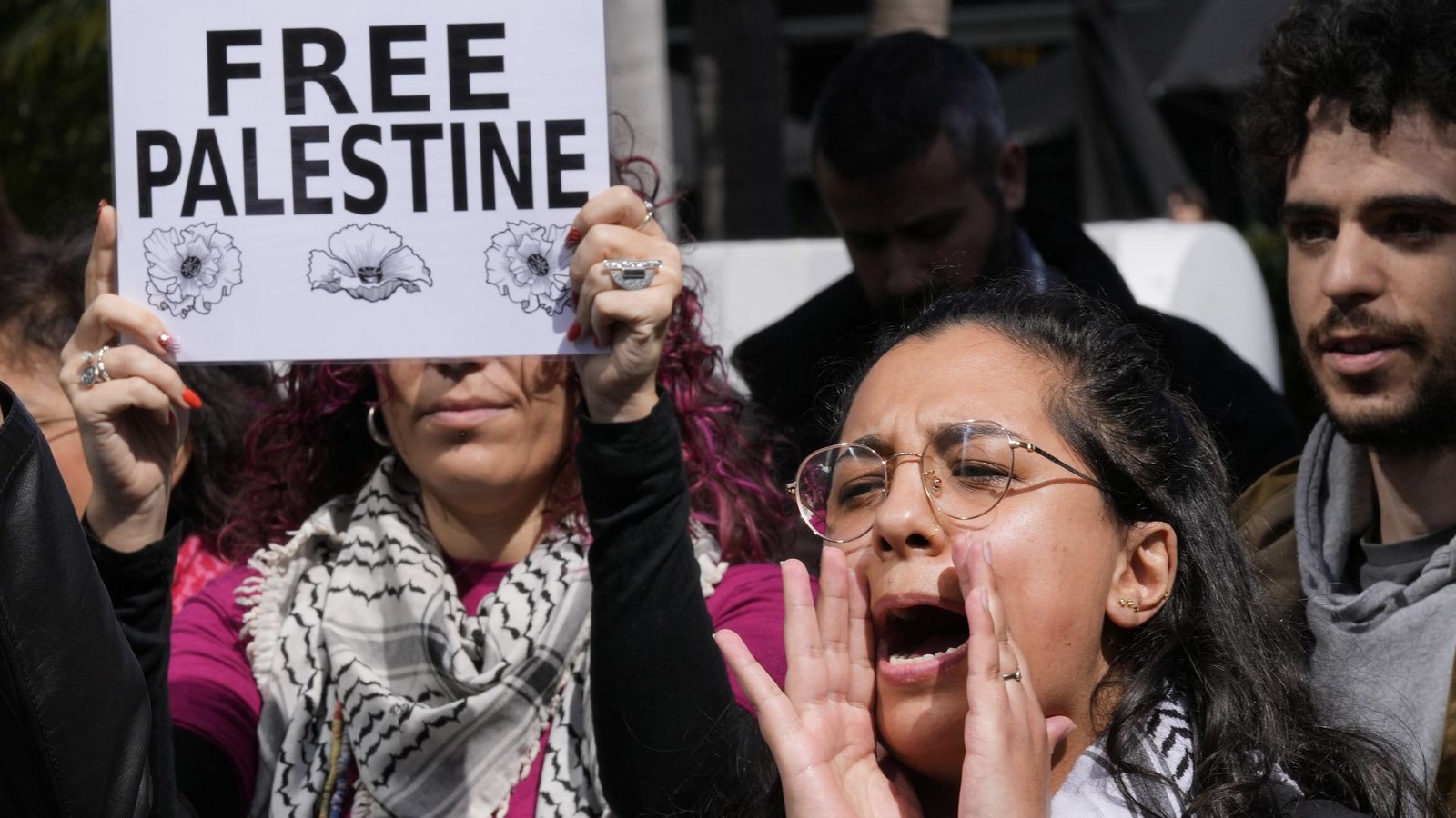 In Beirut (Libanon) protestieren Menschen für die Unterstützung palästinensischer Frauen vor dem Büro einer UN-Organisation.Foto: dpa/Hussein Malla In Beirut (Libanon) protestieren Menschen für die Unterstützung palästinensischer Frauen vor dem Büro einer UN-Organisation.Foto: dpa/Hussein Malla