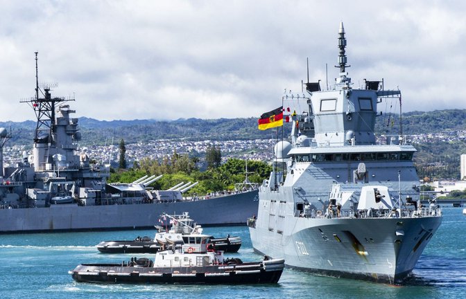 Im Vordergrund ist die Fregatte Baden-Württemberg zu sehen, wie sie in den Hafen von Pearl Harbor einläuft. Im Hintergrund das US-Schlachtschiff USS Missouri.<span class='image-autor'>Foto: Bundeswehr/Philipp Schäfer</span>