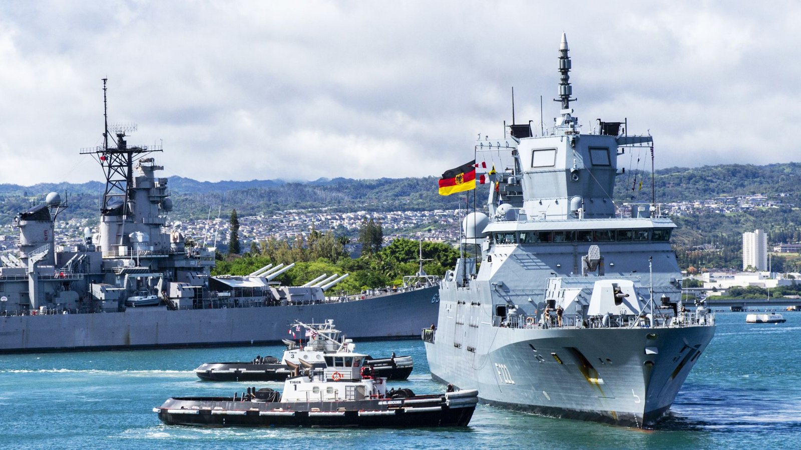 Im Vordergrund ist die Fregatte Baden-Württemberg zu sehen, wie sie in den Hafen von Pearl Harbor einläuft. Im Hintergrund das US-Schlachtschiff USS Missouri.Foto: Bundeswehr/Philipp Schäfer