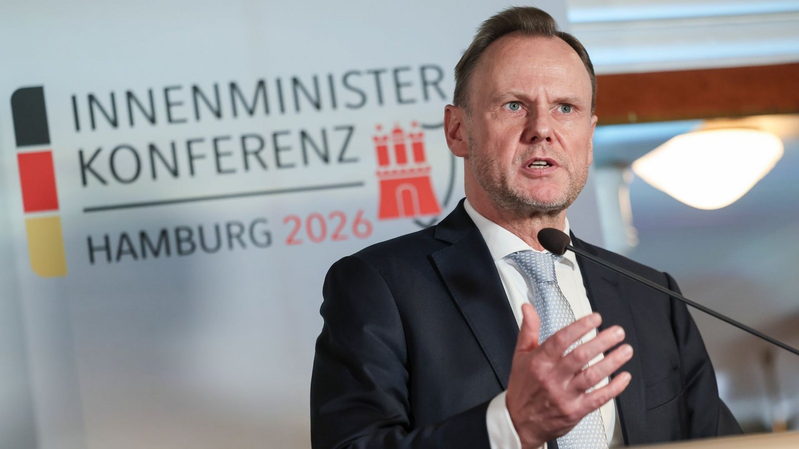 Andy Grote (SPD) ist diesmal Gastgeber der Innenministerkonferenz (IMK). (Archivfoto)Foto: Christian Charisius/dpa