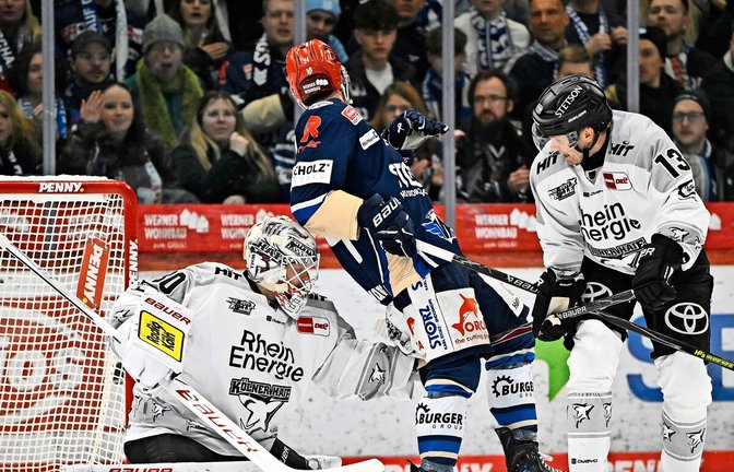 Unüberwindbar: Kölns Keeper Janne Juvonen (li.) bringt Schwenningen in Spiel eins des Viertelfinals zur Verzweiflung.<span class='image-autor'>Foto: IMAGO/Eibner</span>