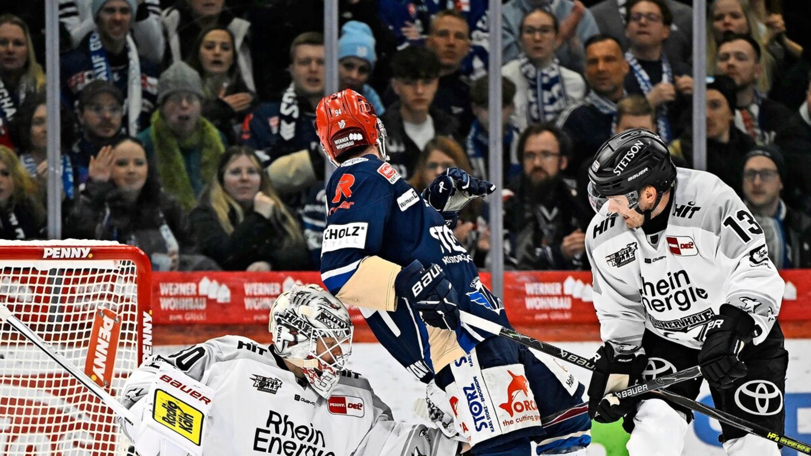 Unüberwindbar: Kölns Keeper Janne Juvonen (li.) bringt Schwenningen in Spiel eins des Viertelfinals zur Verzweiflung.Foto: IMAGO/Eibner Unüberwindbar: Kölns Keeper Janne Juvonen (li.) bringt Schwenningen in Spiel eins des Viertelfinals zur Verzweiflung.Foto: IMAGO/Eibner