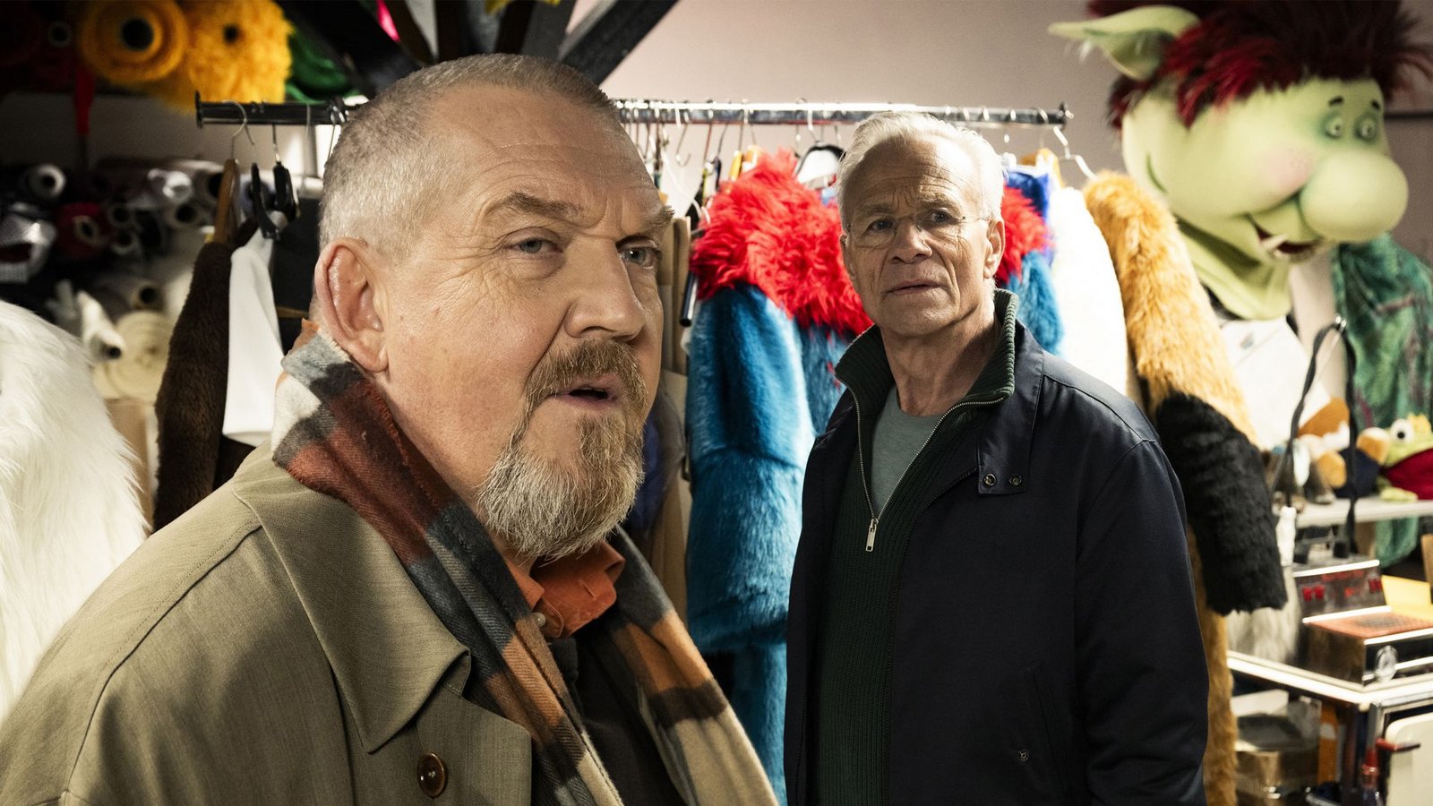 Die Kommissare Max Ballauf (Klaus J. Behrendt, re.) und Freddy Schenk (Dietmar Bär, li.) in der Requisite.Foto: WDR/BAVARIA FICTION/Martin Valen Die Kommissare Max Ballauf (Klaus J. Behrendt, re.) und Freddy Schenk (Dietmar Bär, li.) in der Requisite.Foto: WDR/BAVARIA FICTION/Martin Valen