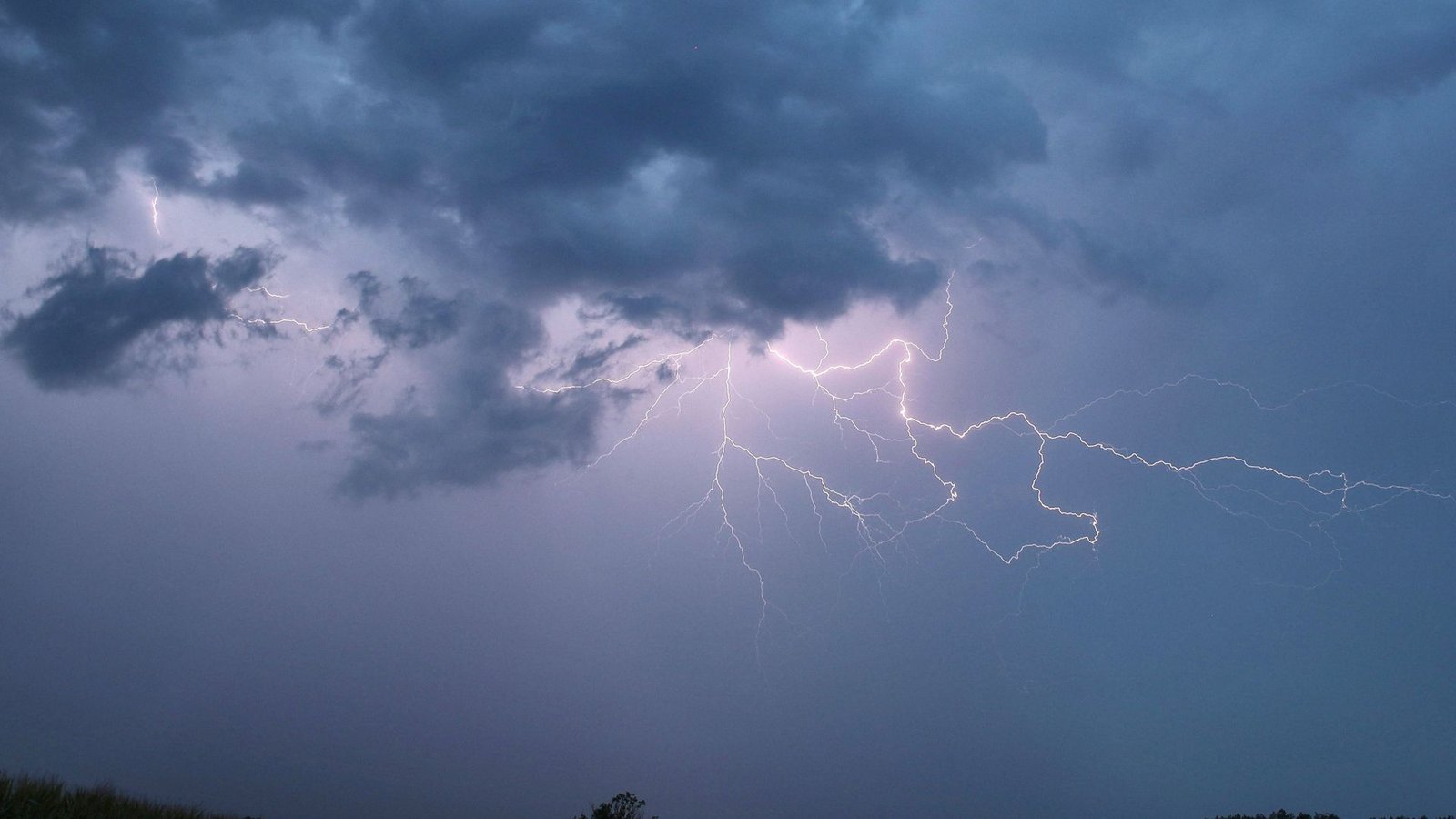 In Baden-Württemberg drohen Extremgewitter. (Symbolbild)Foto: Alexander Wolf/onw-images/dpa/Alexander Wolf In Baden-Württemberg drohen Extremgewitter. (Symbolbild)Foto: Alexander Wolf/onw-images/dpa/Alexander Wolf