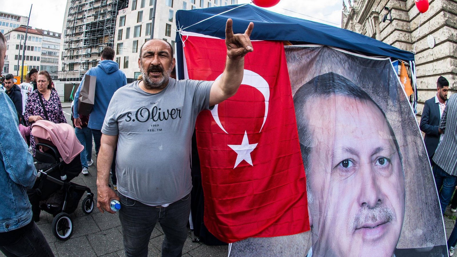 Ein Unterstützer des türkischen Präsidenten Recep Tayyip Erdoğan macht das Handzeichen der türkischen Rechtsradikalen.Foto: imago//Sachelle Babbar Ein Unterstützer des türkischen Präsidenten Recep Tayyip Erdoğan macht das Handzeichen der türkischen Rechtsradikalen.Foto: imago//Sachelle Babbar