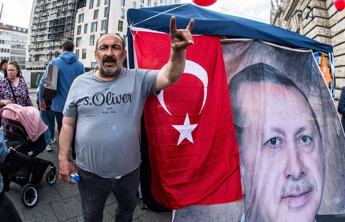 Ein Unterstützer des türkischen Präsidenten Recep Tayyip Erdoğan macht das Handzeichen der türkischen Rechtsradikalen.<span class='image-autor'>Foto: imago//Sachelle Babbar</span>