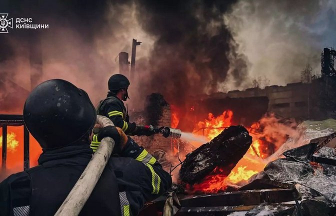 Schrecklicher Alltag in der Ukraine: Feuerwehrleute im Einsatz nach russischen Luftangriffen auf zivile Ziele.<span class='image-autor'>Foto: dpa</span>