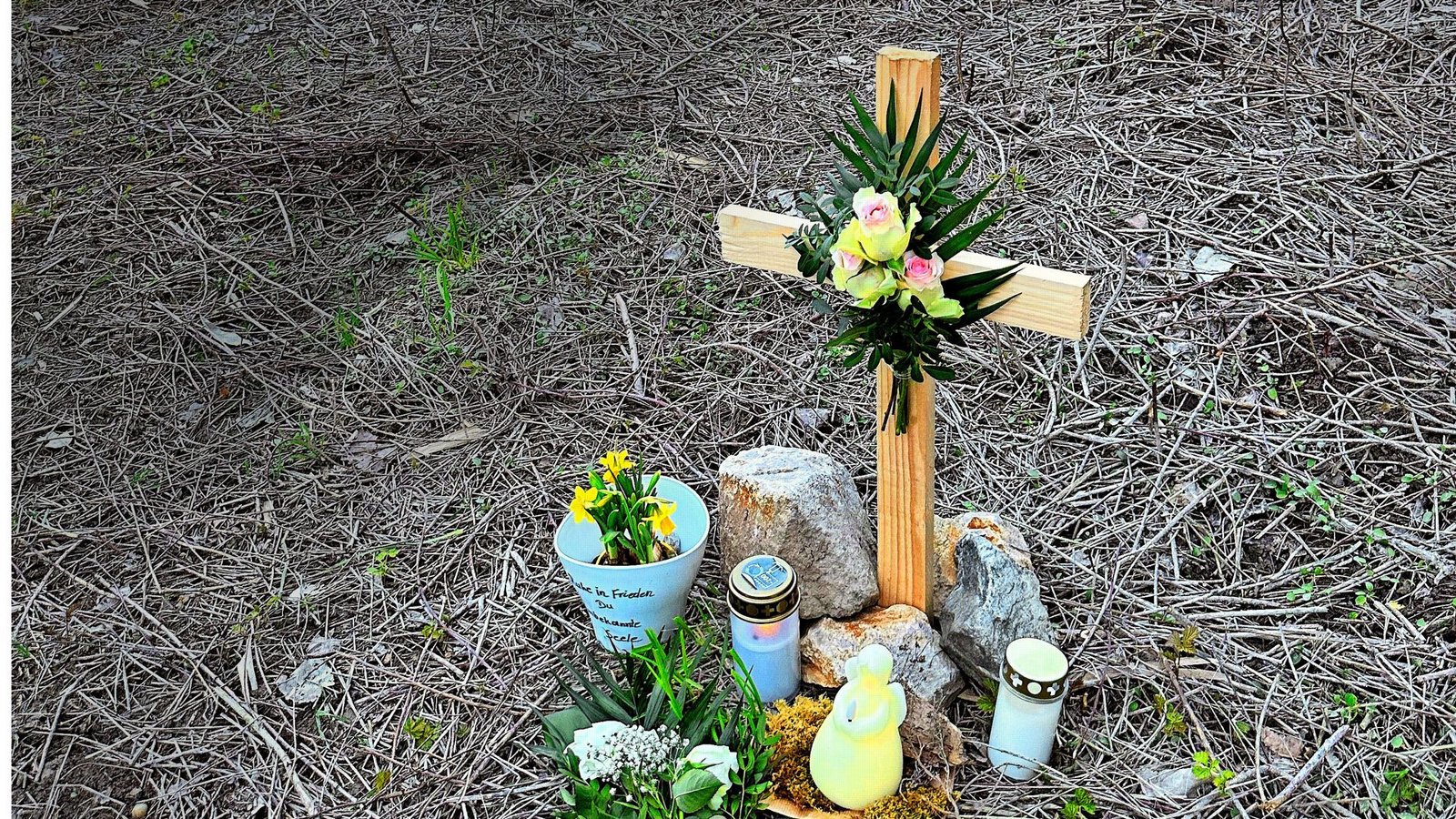 Wenige Tage nach der Tat: ein Holzkreuz mit Kerzen und Blumen an der Stelle, wo man die junge Frau fand.Foto: Jürgen Gruler/Schwetzinger Zeitung Wenige Tage nach der Tat: ein Holzkreuz mit Kerzen und Blumen an der Stelle, wo man die junge Frau fand.Foto: Jürgen Gruler/Schwetzinger Zeitung