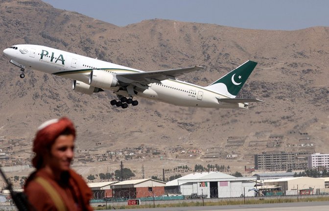 Ein Kämpfer der Taliban am Flughafen von Kabul: harte Sanktionen statt symbolische Abschiebeflüge.<span class='image-autor'>Foto: AFP</span>