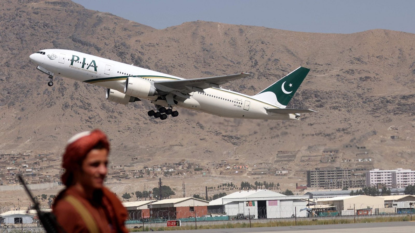 Ein Kämpfer der Taliban am Flughafen von Kabul: harte Sanktionen statt symbolische Abschiebeflüge.Foto: AFP