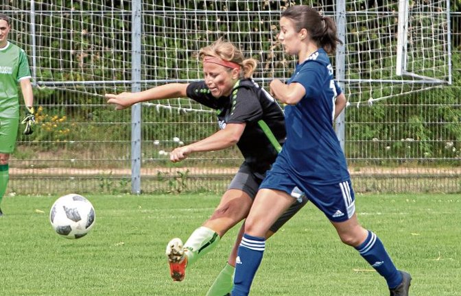 Marina Geiger (links) hat mir ihrem Tor des Tages den Halbfinaleinzug der SGM Roßwag/Großglattbach im Bezirkspokal perfekt gemacht. Foto: Bürkle