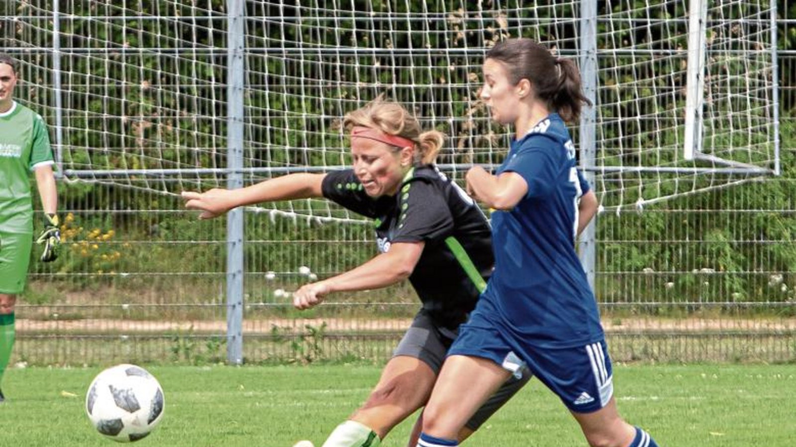 Marina Geiger (links) hat mir ihrem Tor des Tages den Halbfinaleinzug der SGM Roßwag/Großglattbach im Bezirkspokal perfekt gemacht. Foto: Bürkle Marina Geiger (links) hat mir ihrem Tor des Tages den Halbfinaleinzug der SGM Roßwag/Großglattbach im Bezirkspokal perfekt gemacht. Foto: Bürkle