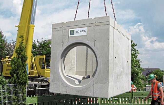 „Kommt ein Kanalschacht geflogen“: Im Zuge der Erschließungsarbeiten für das Neubaugebiet „Illinger Höhe“ in Ensingen wurde am Dienstag ein 32 Tonnen schwerer Stahlbetonschacht für die Regenwasserableitung versetzt.  Foto: pv
