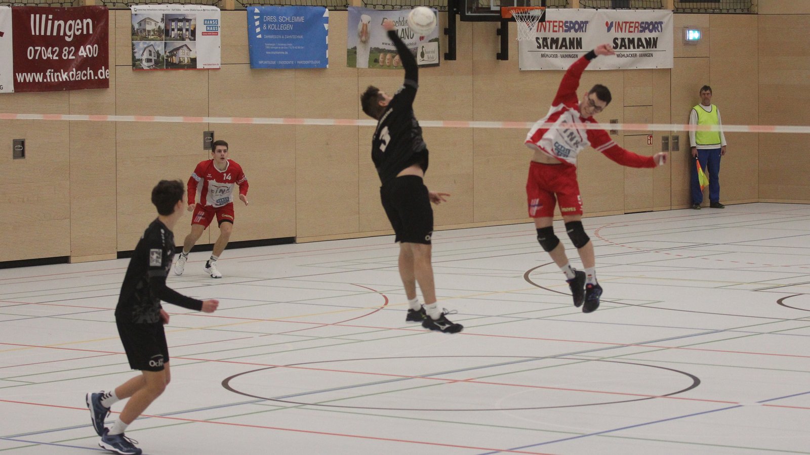 Große Mühe hatten Johannes Jungclaussen (rechts) und Jakob Kilpper (14) mit dem TV-Angreifer Michael Ochner. Foto: Dittrich