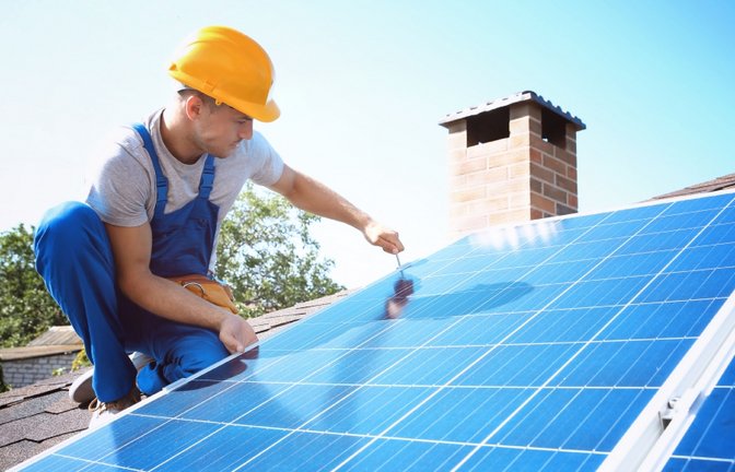 Montage einer Solaranlage.  <span class='image-autor'>Foto: Enzkreis</span>