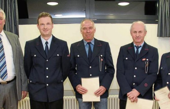 Bürgermeister Peter Schäfer (von links) und Kommandant Frank Sattler ehrten Horst Dertinger, Robert Bauz und Thomas Eitel für langjährigen aktiven Feuerwehrdienst.  Fotos: Elsässer