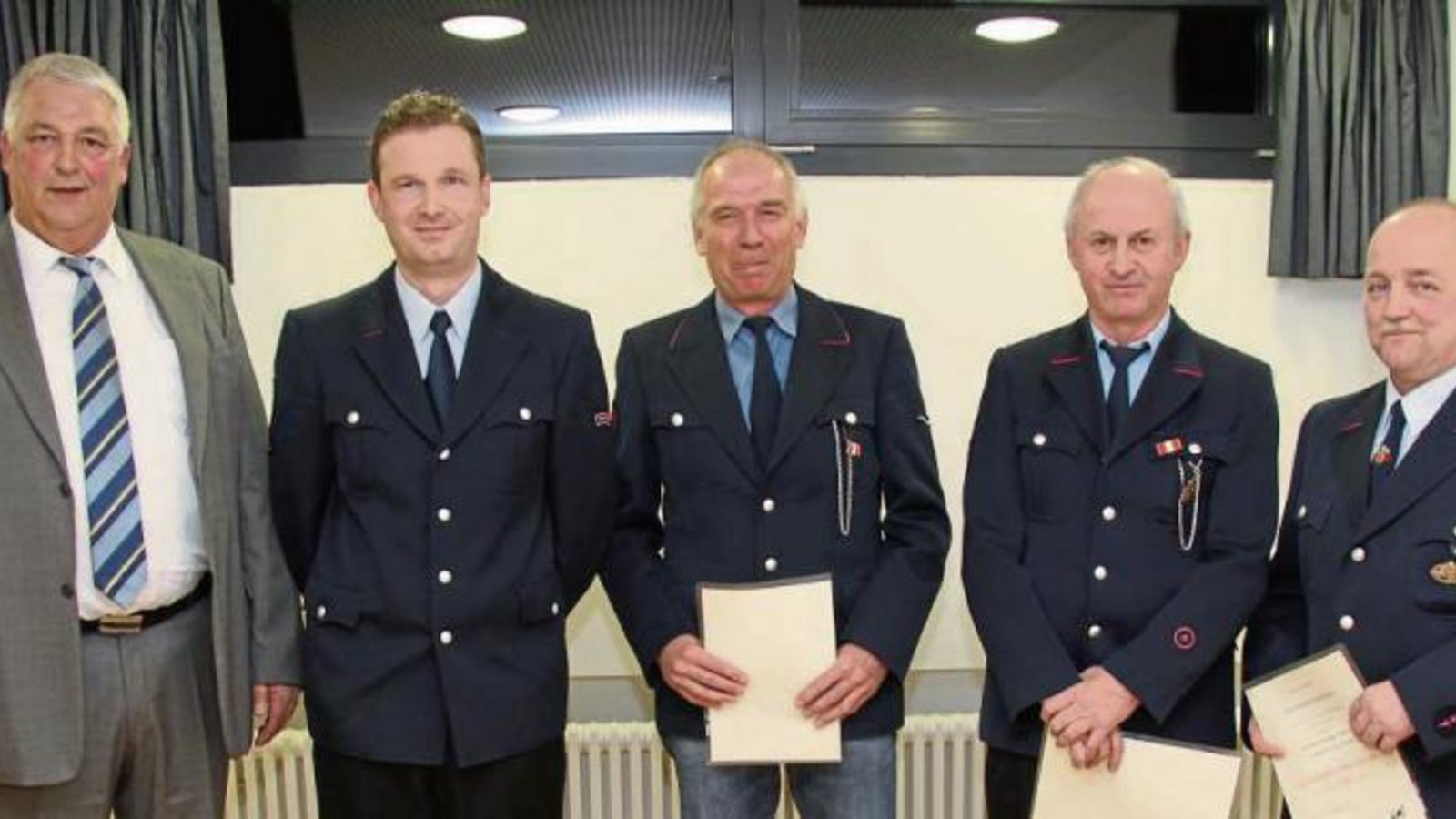 Bürgermeister Peter Schäfer (von links) und Kommandant Frank Sattler ehrten Horst Dertinger, Robert Bauz und Thomas Eitel für langjährigen aktiven Feuerwehrdienst. Fotos: Elsässer Bürgermeister Peter Schäfer (von links) und Kommandant Frank Sattler ehrten Horst Dertinger, Robert Bauz und Thomas Eitel für langjährigen aktiven Feuerwehrdienst. Fotos: Elsässer