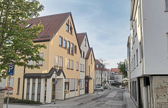 Die beiden Längsparkplätze vor der Arztpraxis in der Schloßstraße in Sersheim fallen künftig weg und werden auf der anderen Straßenseite auf der Fahrbahn markiert. Foto: Glemser