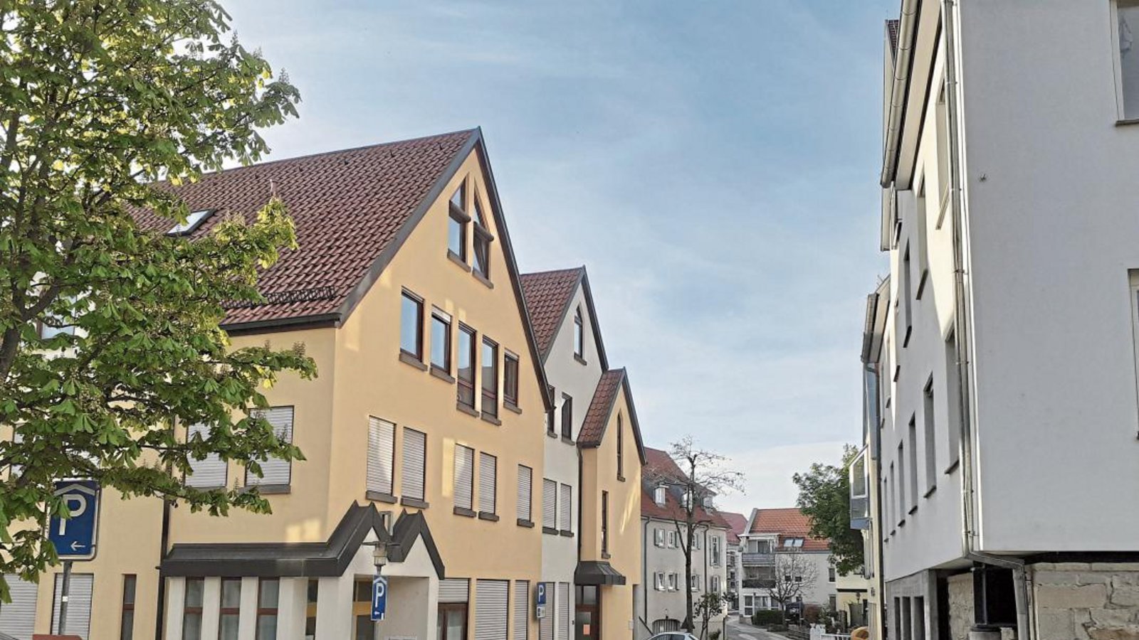 Die beiden Längsparkplätze vor der Arztpraxis in der Schloßstraße in Sersheim fallen künftig weg und werden auf der anderen Straßenseite auf der Fahrbahn markiert. Foto: Glemser Die beiden Längsparkplätze vor der Arztpraxis in der Schloßstraße in Sersheim fallen künftig weg und werden auf der anderen Straßenseite auf der Fahrbahn markiert. Foto: Glemser
