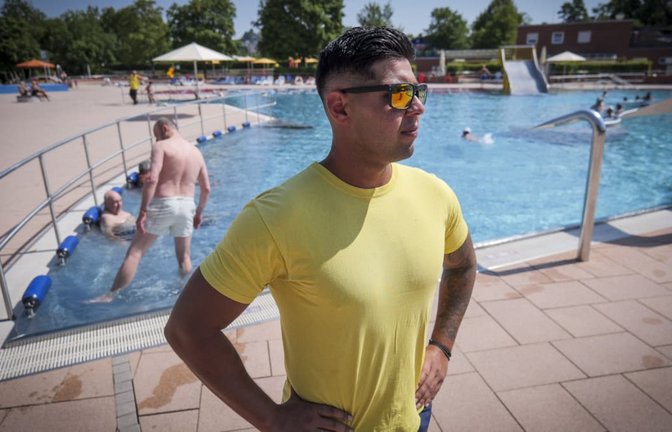 Der Rettungsschwimmer Vaios Chairoulias und seine Kollegen haben im Leobad alles im Blick.<span class='image-autor'>Simon Granville</span>