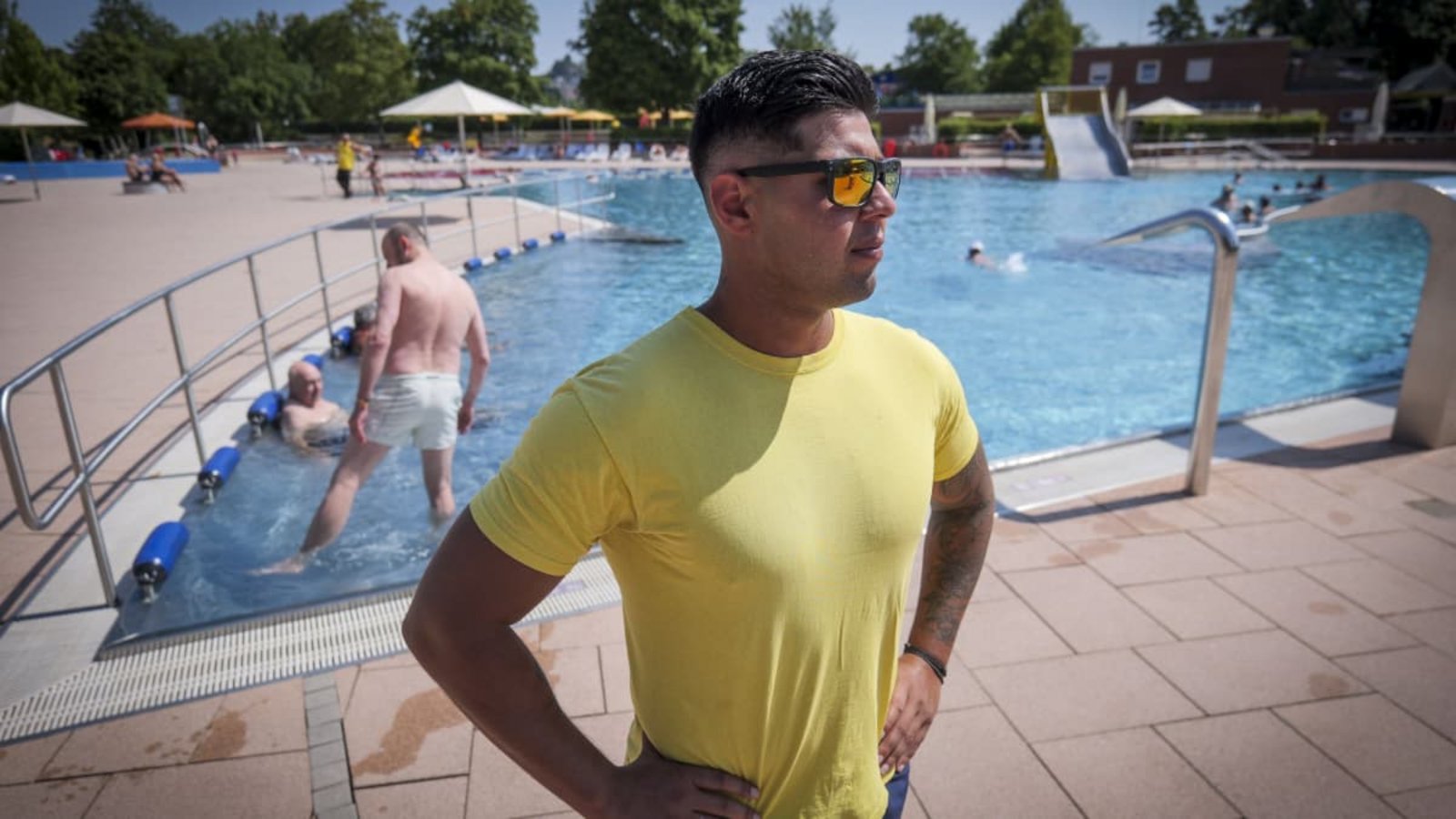 Der Rettungsschwimmer Vaios Chairoulias und seine Kollegen haben im Leobad alles im Blick.Simon Granville