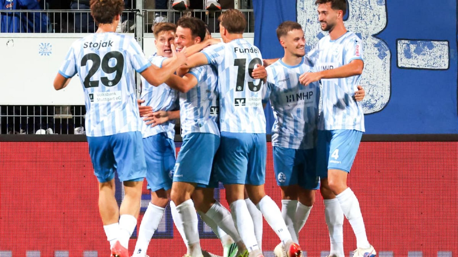 Die Kickers jubeln über das1:0.Baumann/Alexander Keppler Die Kickers jubeln über das1:0.Baumann/Alexander Keppler