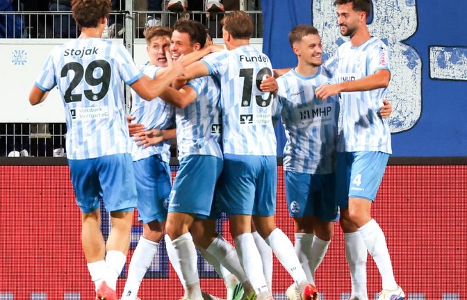 Die Kickers jubeln über das1:0.<span class='image-autor'>Baumann/Alexander Keppler</span>