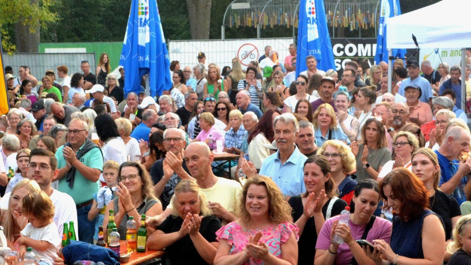 Rund 1000 Besucher werden beim Karaoke-Abend gezählt. Fotos: Stahlfeld Rund 1000 Besucher werden beim Karaoke-Abend gezählt. Fotos: Stahlfeld