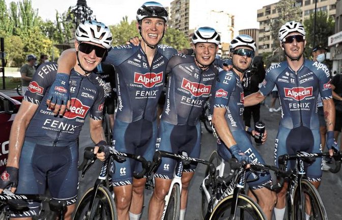 Gelegenheit, nur so durch die Landschaft zu rollen, hat es für Alexander Krieger (oben links) an der Seite von Thymen Arensman nicht gegeben. Dafür war die Freude beim Team Alpecin-Fenix mit (unten von links) dem Belgier Floris de Tier, dem Österreicher Tobias Bayer, dem Belgier Jasper Philipsen, Krieger und Sacha Modolo beim zweiten Etappensieg umso größer. Fotos: Roth