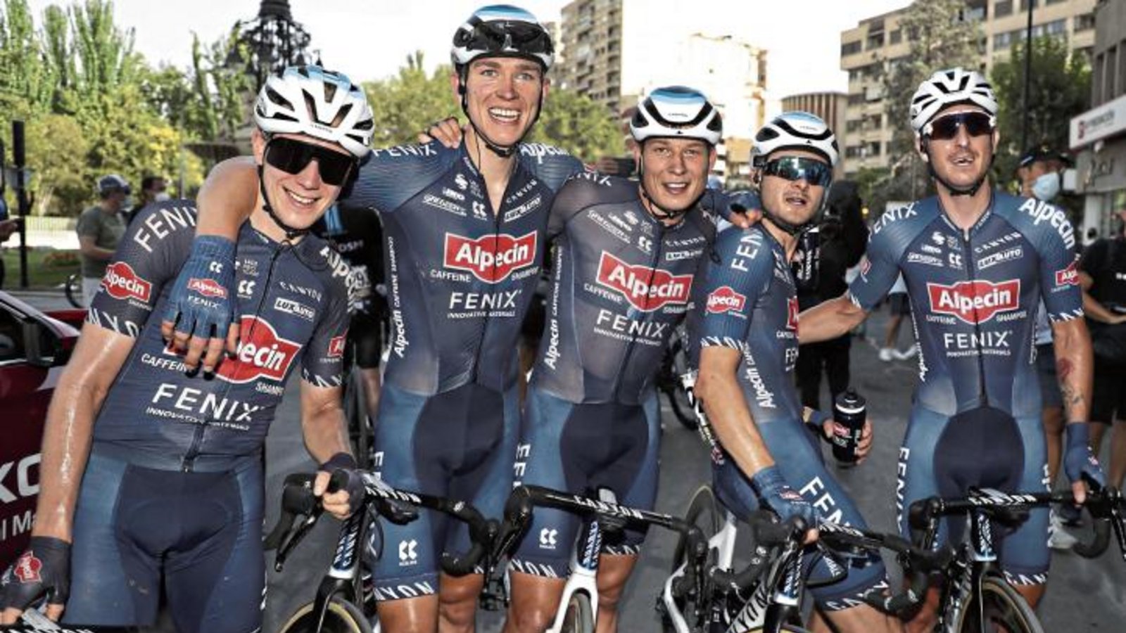 Gelegenheit, nur so durch die Landschaft zu rollen, hat es für Alexander Krieger (oben links) an der Seite von Thymen Arensman nicht gegeben. Dafür war die Freude beim Team Alpecin-Fenix mit (unten von links) dem Belgier Floris de Tier, dem Österreicher Tobias Bayer, dem Belgier Jasper Philipsen, Krieger und Sacha Modolo beim zweiten Etappensieg umso größer. Fotos: Roth