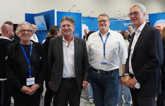 Beim Pflegetag in Berlin hatten Jörg Martin (links) und sein Team der RKH-Gesundheit Besuch vom baden-württembergischen Gesundheitsminister Manne Lucha (Zweiter von links).  <span class='image-autor'>Foto: RKH</span>