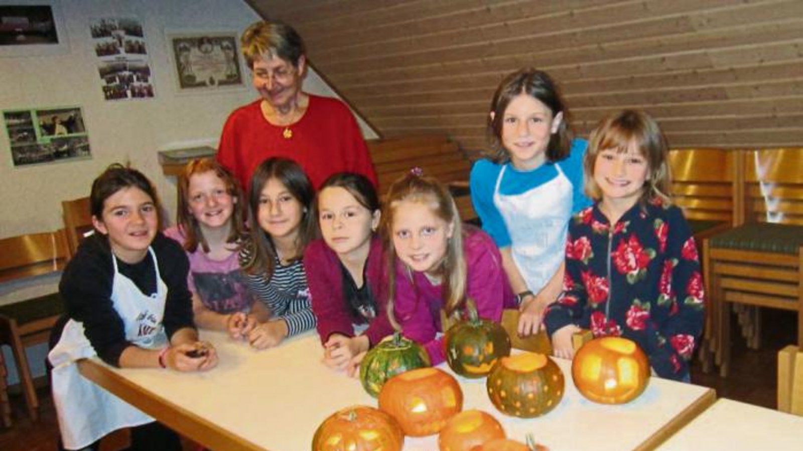 Die Herbstzeit lässt grüßen: Der Kinderchor Kunterbunt des Liederkranzes Enzweihingen hat Kürbis-Windlichter gebastelt. Foto: p