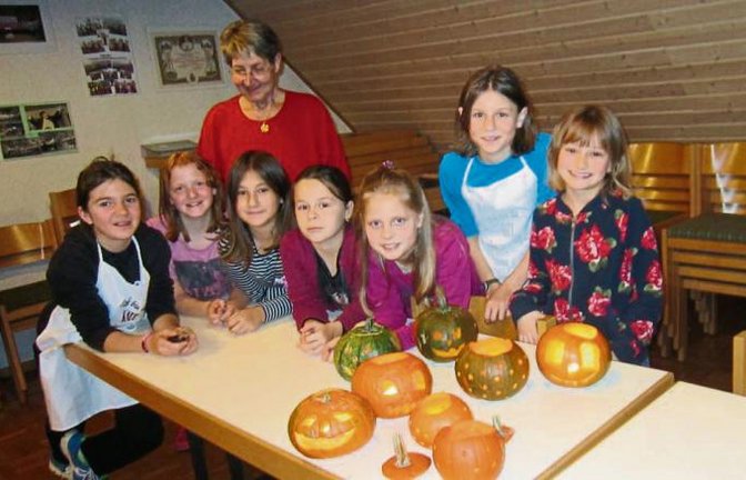 Die Herbstzeit lässt grüßen: Der Kinderchor Kunterbunt des Liederkranzes Enzweihingen hat Kürbis-Windlichter gebastelt. Foto: p