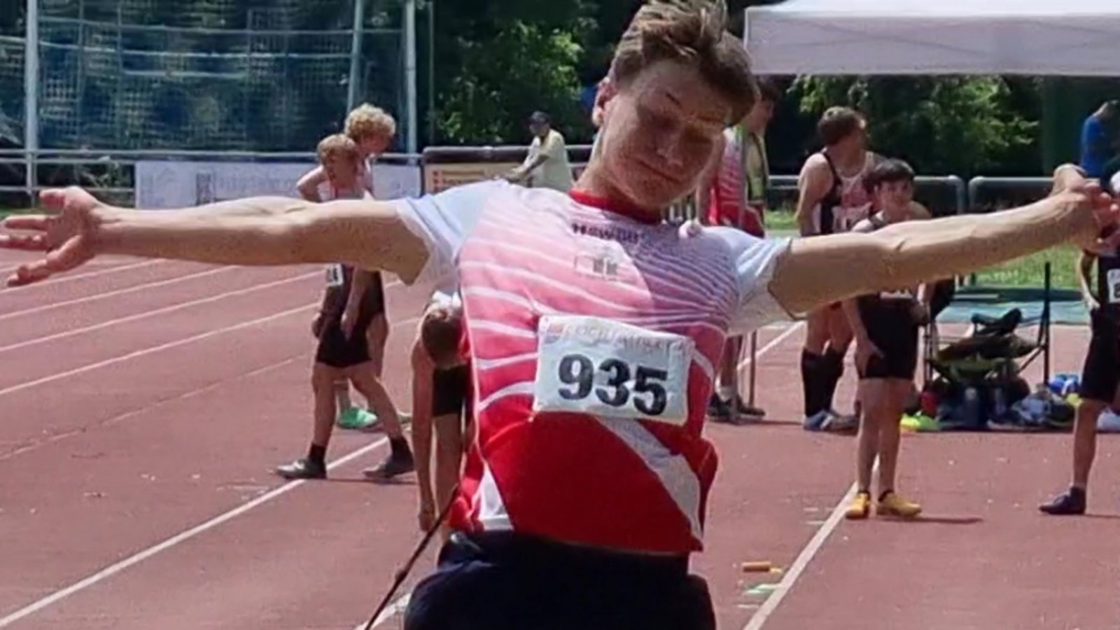 Konstantin Wünsche fliegt in Pliezhausen förmlich zur Titelverteidigung. Foto: privat Konstantin Wünsche fliegt in Pliezhausen förmlich zur Titelverteidigung. Foto: privat