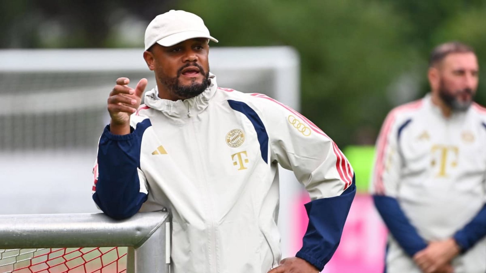 Vincent Kompany steht vor seiner dritten Saison als Trainer des FC Bayern. Bislang hat er zwei Meisterschaften und einen Pokalsieg vorzuweisen.IMAGO/Frank Hoermann/SVEN SIMON Vincent Kompany steht vor seiner dritten Saison als Trainer des FC Bayern. Bislang hat er zwei Meisterschaften und einen Pokalsieg vorzuweisen.IMAGO/Frank Hoermann/SVEN SIMON