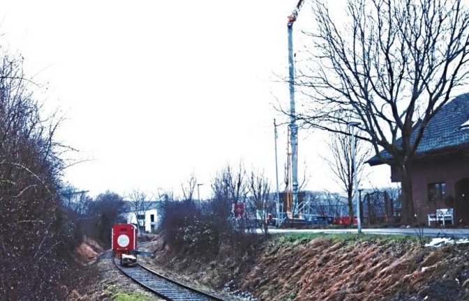 Huch, fahren etwa Züge auf der WEG-Trasse in Vaihingen? Was im Vorbeihuschen wie ein Waggon aussieht, entpuppt sich bei näherer Betrachtung als Bauwagen. Auf Nachfrage ist beim Verkehrsministerium Baden-Württemberg in Sachen Stilllegungsverfahren der Tras