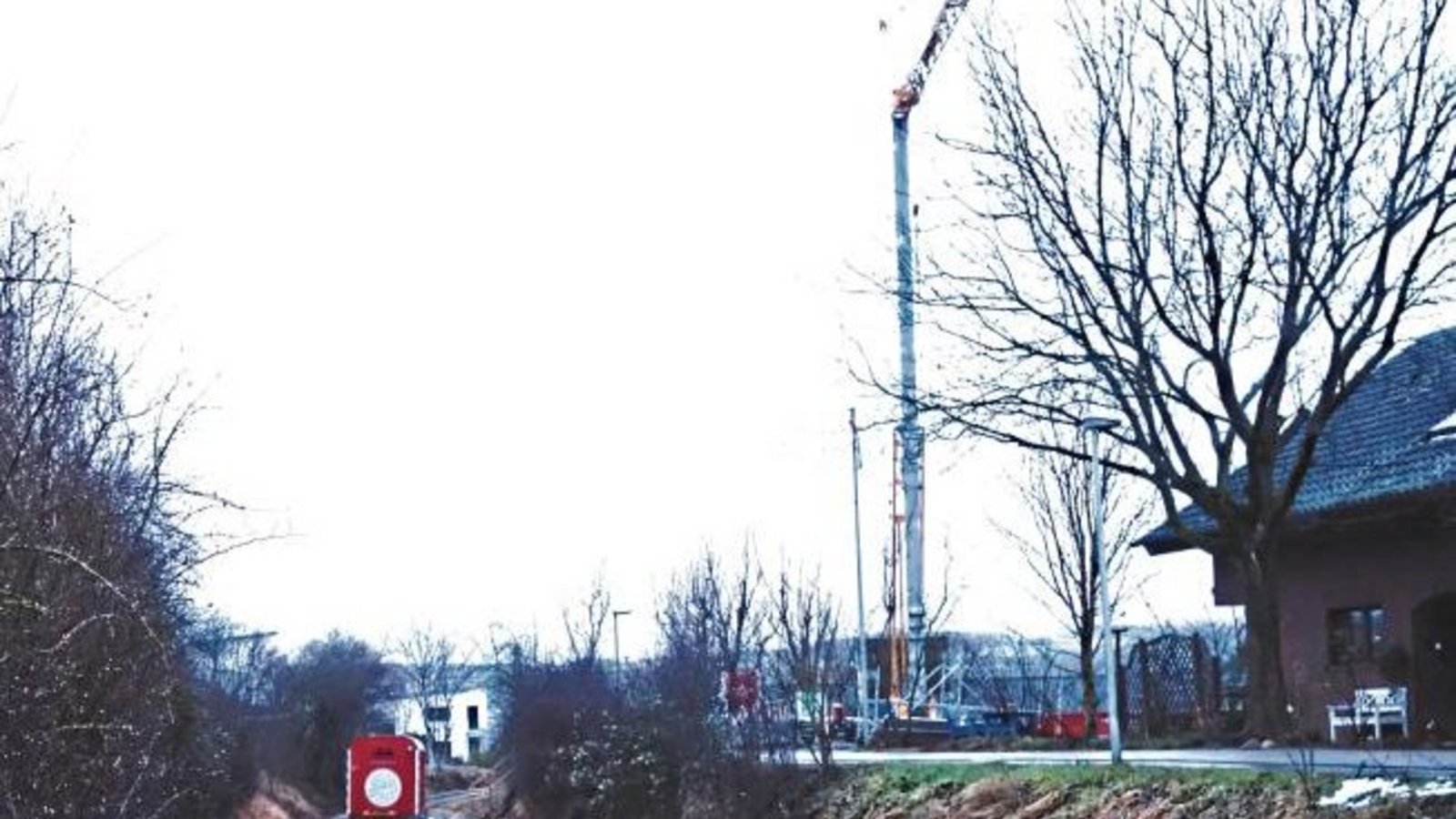 Huch, fahren etwa Züge auf der WEG-Trasse in Vaihingen? Was im Vorbeihuschen wie ein Waggon aussieht, entpuppt sich bei näherer Betrachtung als Bauwagen. Auf Nachfrage ist beim Verkehrsministerium Baden-Württemberg in Sachen Stilllegungsverfahren der Tras Huch, fahren etwa Züge auf der WEG-Trasse in Vaihingen? Was im Vorbeihuschen wie ein Waggon aussieht, entpuppt sich bei näherer Betrachtung als Bauwagen. Auf Nachfrage ist beim Verkehrsministerium Baden-Württemberg in Sachen Stilllegungsverfahren der Tras