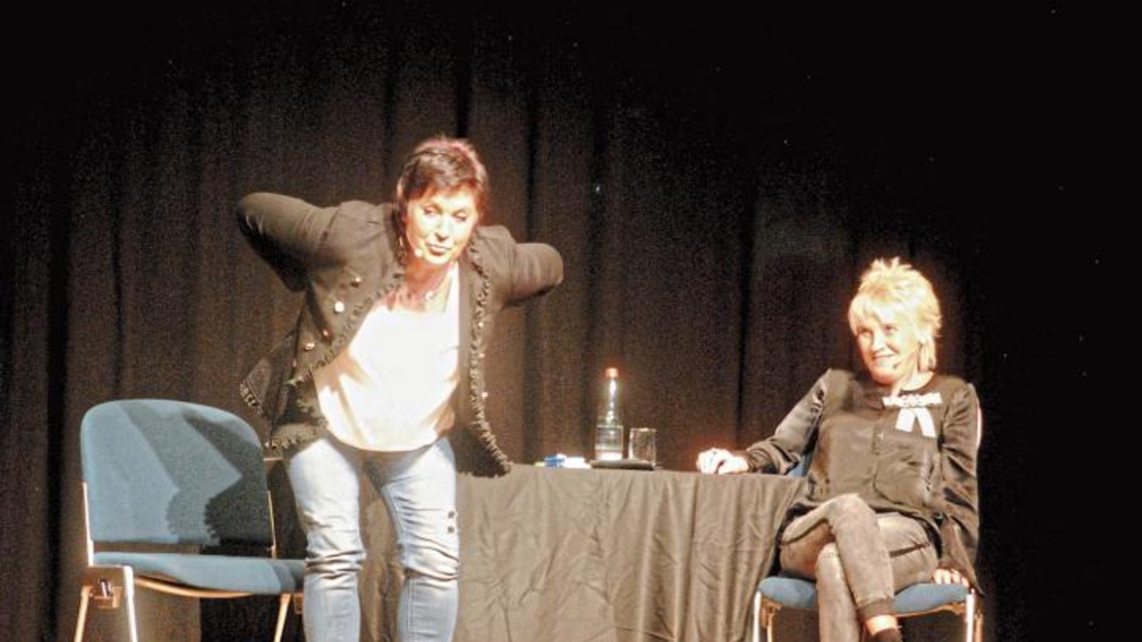 Dui do ond de Sell: Petra Binder (links) und Doris Reichenauer füllen gleich zweimal die Schützinger Festhalle.  Foto: Stahlfeld