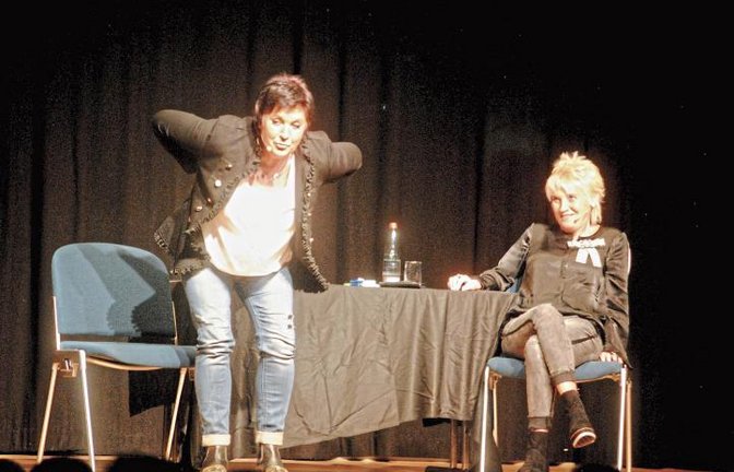 Dui do ond de Sell: Petra Binder (links) und Doris Reichenauer füllen gleich zweimal die Schützinger Festhalle.  Foto: Stahlfeld