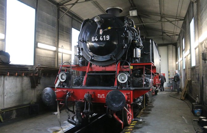 „Huuuuhuuu“ – immer wieder hört man es auch Vaihingen, wenn die Dampflok auf der Strohgäubahn fährt. Auf Seite 12 gibt es heute einen Eindruck vom Besuch in der Halle und der Museumswerkstatt der Gesellschaft zur Erhaltung von Schienenfahrzeugen Stuttgart, die in Weissach auch einige Stahlrösser beherbergt.  <span class='image-autor'>Foto: Rücker</span>